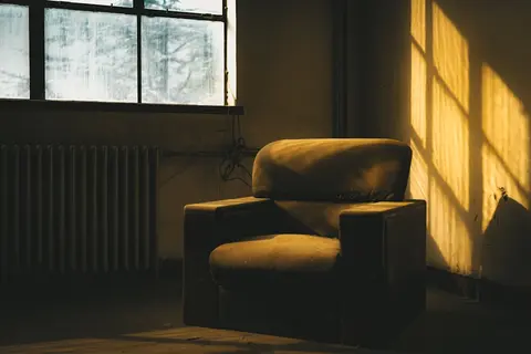 Sessel im warmen Sonnenlicht am Fenster