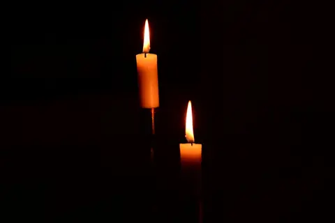 Zwei Kerzen im warmen Licht