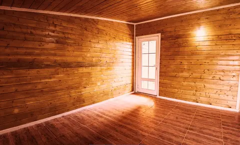 Leerer Raum mit Holzboden und warmem Fensterlicht