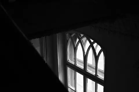 Gotisches Bogenfenster mit einfallendem Licht