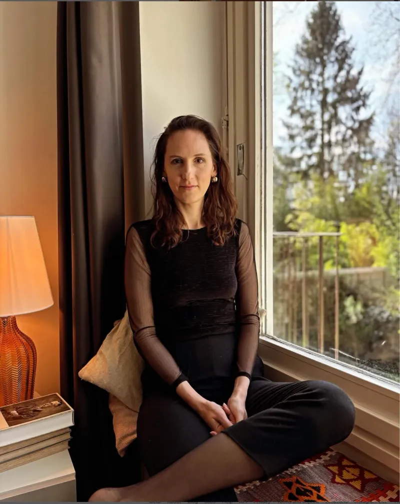 Gwendolin Walter-Kirchhoff at the window — philosopher in Berlin