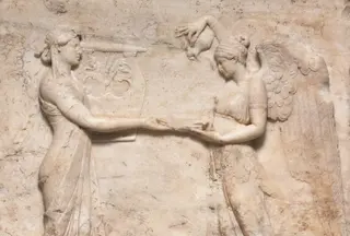 Antikes griechisches Marmorrelief mit Apollo und Nike