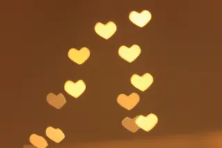 Herzförmige Bokeh-Lichter in warmem Bernsteinton