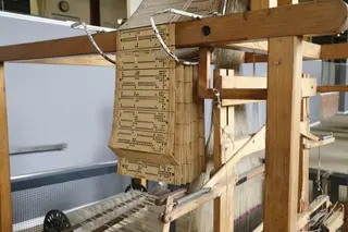 Historischer Jacquard-Webstuhl mit Lochkarten