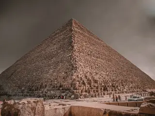 Grosse Pyramide von Gizeh unter dramatischem Himmel