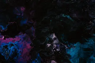 Dunkle abstrakte Farbstrukturen in Blau und Violett