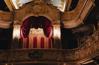 Prachtvolle klassische Theaterbühne mit rotem Samtvorhang und Goldverzierungen
