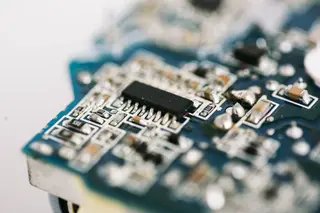 Nahaufnahme einer Platine mit elektronischen Bauteilen