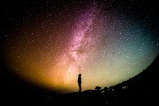 Silhouette eines Menschen unter dem Sternenhimmel